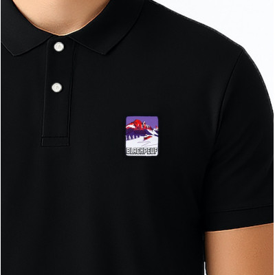 Polo noir Blackpeuf 100 % coton bio – style chic avec patch illustré univers montagne Polo noir Blackpeuf 100 % coton bio – style chic avec patch illustré univers montagne