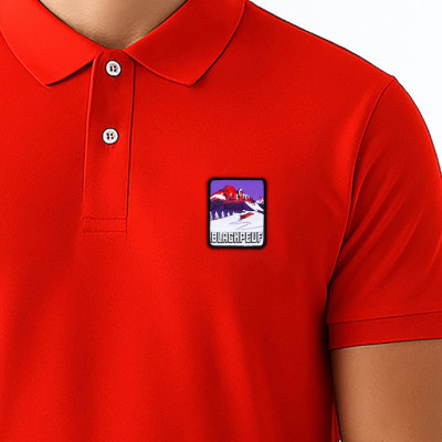 Rotes Blackpeuf-Polo aus Bio-Baumwolle mit Berg-Patch – Designkleidung inspiriert von Savoyen