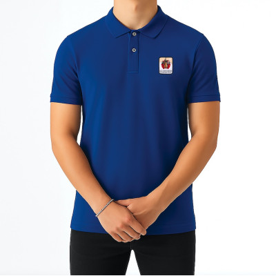 Polo bleu Blackpeuf en coton biologique – mode montagne avec patch iconique illustré Polo bleu Blackpeuf en coton biologique – mode montagne avec patch iconique illustré
