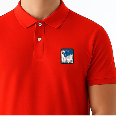 Rotes Blackpeuf-Polo aus Bio-Baumwolle mit Berg-Patch – Designkleidung inspiriert von Savoyen