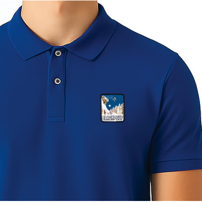 Blaues Blackpeuf-Polo aus Bio-Baumwolle – Bergmode mit ikonischem, illustriertem Patch