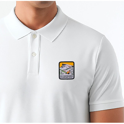 Weißes Blackpeuf-Polo aus Bio-Baumwolle – hochwertiges Polo mit dekorativem Bergmotiv