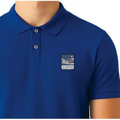 Polo bleu Blackpeuf en coton biologique – mode montagne avec patch iconique illustré Polo bleu Blackpeuf en coton biologique – mode montagne avec patch iconique illustré