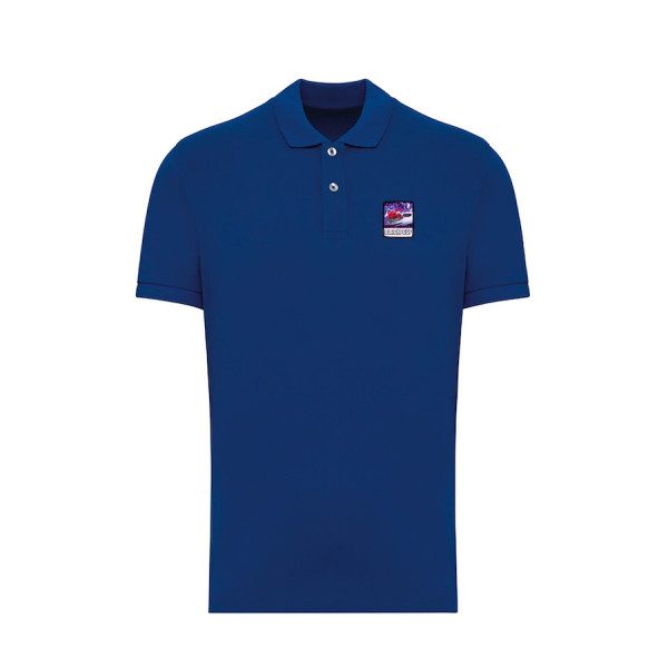 Polo bleu Blackpeuf en coton biologique – mode montagne avec patch iconique illustré