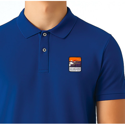 Polo bleu Blackpeuf en coton biologique – mode montagne avec patch iconique illustré