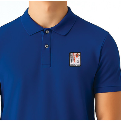 Blaues Blackpeuf-Polo aus Bio-Baumwolle – Bergmode mit ikonischem, illustriertem Patch
