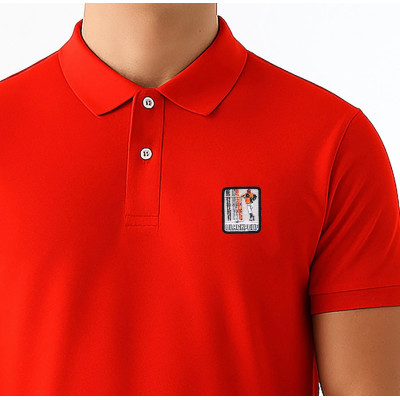 Rotes Blackpeuf-Polo aus Bio-Baumwolle mit Berg-Patch – Designkleidung inspiriert von Savoyen