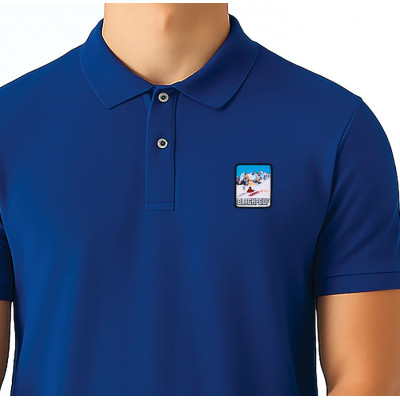 Polo bleu Blackpeuf en coton biologique – mode montagne avec patch iconique illustré