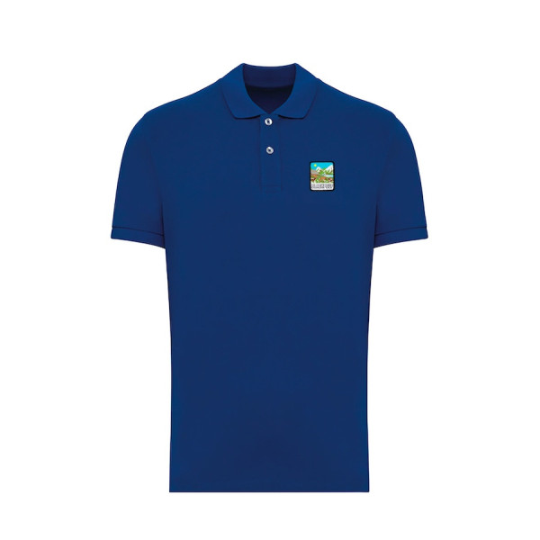 Polo blu Blackpeuf in cotone biologico – moda montagna con patch iconico illustrato