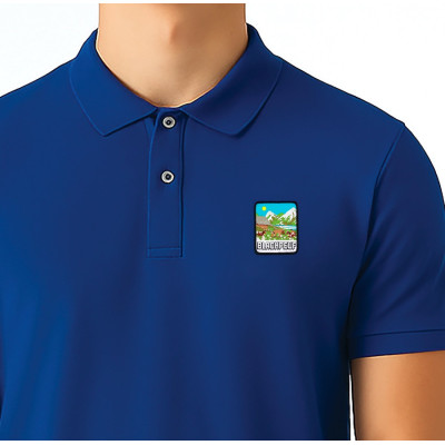 Blaues Blackpeuf-Polo aus Bio-Baumwolle – Bergmode mit ikonischem, illustriertem Patch