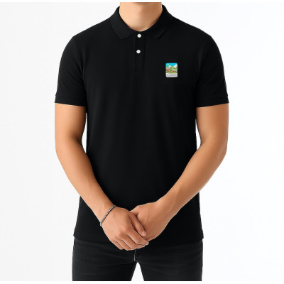 Polo nera Blackpeuf 100% cotone biologico – stile elegante con patch illustrato a tema montagna Polo nera Blackpeuf 100% cotone biologico – stile elegante con patch illustrato a tema montagna