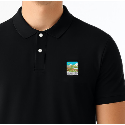 Polo nera Blackpeuf 100% cotone biologico – stile elegante con patch illustrato a tema montagna Polo nera Blackpeuf 100% cotone biologico – stile elegante con patch illustrato a tema montagna