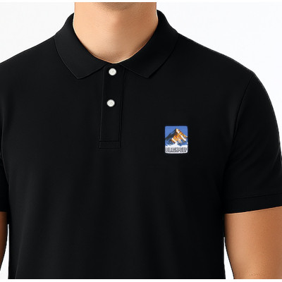 Polo nera Blackpeuf 100% cotone biologico – stile elegante con patch illustrato a tema montagna Polo nera Blackpeuf 100% cotone biologico – stile elegante con patch illustrato a tema montagna