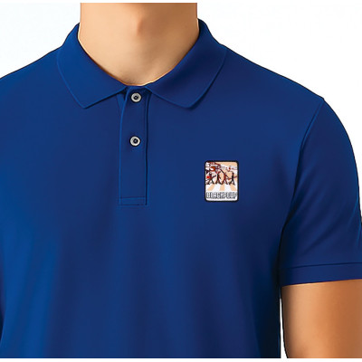 Polo bleu Blackpeuf en coton biologique – mode montagne avec patch iconique illustré Polo bleu Blackpeuf en coton biologique – mode montagne avec patch iconique illustré
