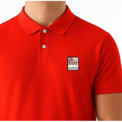 Rotes Blackpeuf-Polo aus Bio-Baumwolle mit Berg-Patch – Designkleidung inspiriert von Savoyen