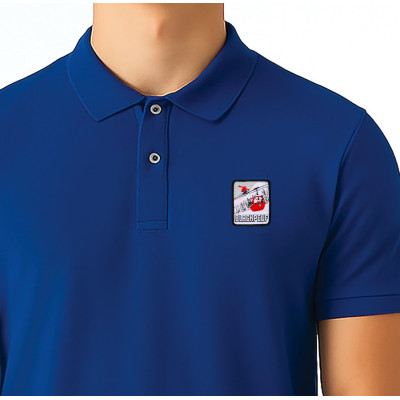 Blaues Blackpeuf-Polo aus Bio-Baumwolle – Bergmode mit ikonischem, illustriertem Patch