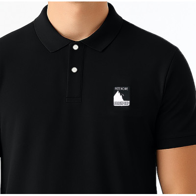 Schwarzes Blackpeuf-Polo aus 100 % Bio-Baumwolle – eleganter Stil mit illustriertem Bergmotiv