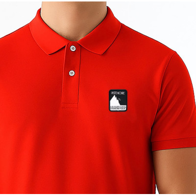 Rotes Blackpeuf-Polo aus Bio-Baumwolle mit Berg-Patch – Designkleidung inspiriert von Savoyen