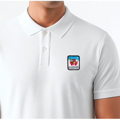 Weißes Blackpeuf-Polo aus Bio-Baumwolle – hochwertiges Polo mit dekorativem Bergmotiv