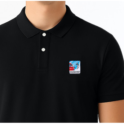 Schwarzes Blackpeuf-Polo aus 100 % Bio-Baumwolle – eleganter Stil mit illustriertem Bergmotiv Schwarzes Blackpeuf-Polo aus 100 % Bio-Baumwolle – eleganter Stil mit illustriertem Bergmotiv