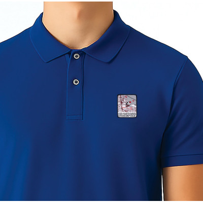 Polo bleu Blackpeuf en coton biologique – mode montagne avec patch iconique illustré