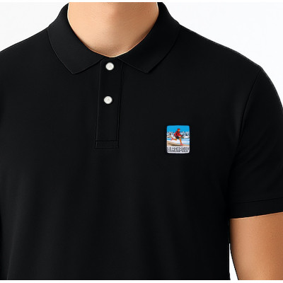 Schwarzes Blackpeuf-Polo aus 100 % Bio-Baumwolle – eleganter Stil mit illustriertem Bergmotiv Schwarzes Blackpeuf-Polo aus 100 % Bio-Baumwolle – eleganter Stil mit illustriertem Bergmotiv