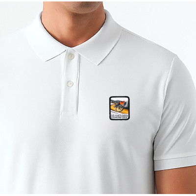 Weißes Blackpeuf-Polo aus Bio-Baumwolle – hochwertiges Polo mit dekorativem Bergmotiv