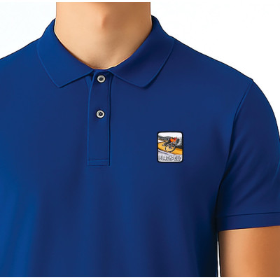 Blaues Blackpeuf-Polo aus Bio-Baumwolle – Bergmode mit ikonischem, illustriertem Patch