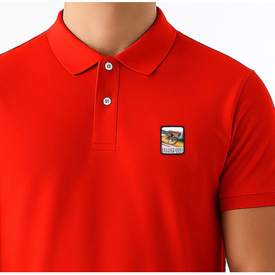 Rotes Blackpeuf-Polo aus Bio-Baumwolle mit Berg-Patch – Designkleidung inspiriert von Savoyen