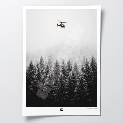 Schwarz-Weiß-Foto eines Waldes mit einem Hubschrauber am Himmel. Winterliches Wandposter für moderne Innendekoration und Design. Schwarz-Weiß-Foto eines Waldes mit einem Hubschrauber am Himmel. Winterliches Wandposter für moderne Innendekoration und Design.