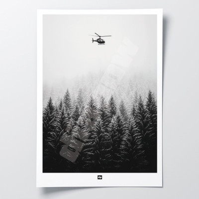 Schwarz-Weiß-Foto eines Waldes mit einem Hubschrauber am Himmel. Winterliches Wandposter für moderne Innendekoration und Design. Schwarz-Weiß-Foto eines Waldes mit einem Hubschrauber am Himmel. Winterliches Wandposter für moderne Innendekoration und Design.