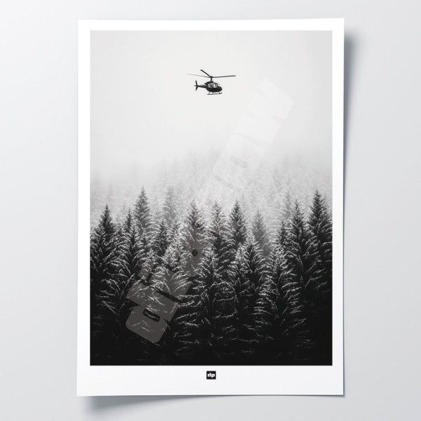 Schwarz-Weiß-Foto eines Waldes mit einem Hubschrauber am Himmel. Winterliches Wandposter für moderne Innendekoration und Design.