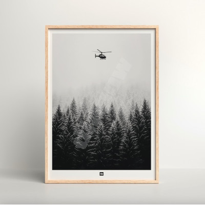 Schwarz-Weiß-Foto eines Waldes mit einem Hubschrauber am Himmel. Winterliches Wandposter für moderne Innendekoration und Design. Schwarz-Weiß-Foto eines Waldes mit einem Hubschrauber am Himmel. Winterliches Wandposter für moderne Innendekoration und Design.