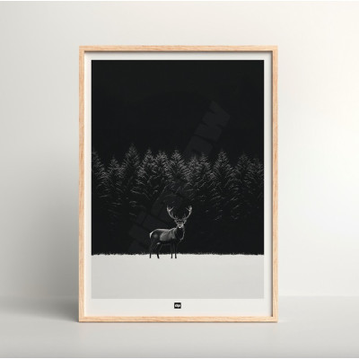 Schwarz-Weiß-Poster, Fotografie eines majestätischen Hirsches in einer schneebedeckten Grasebene mit Wald. Schwarz-Weiß-Poster, Fotografie eines majestätischen Hirsches in einer schneebedeckten Grasebene mit Wald.