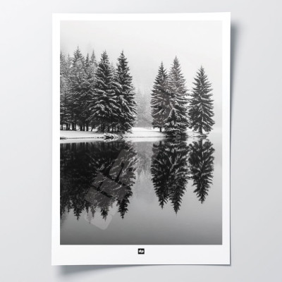 Schwarz-Weiß-Foto eines von Tannen umgebenen Sees mit Spiegelungen im Wasser. Modernes Design-Winterwandposter. Schwarz-Weiß-Foto eines von Tannen umgebenen Sees mit Spiegelungen im Wasser. Modernes Design-Winterwandposter.