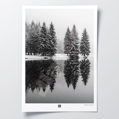 Schwarz-Weiß-Foto eines von Tannen umgebenen Sees mit Spiegelungen im Wasser. Modernes Design-Winterwandposter. Schwarz-Weiß-Foto eines von Tannen umgebenen Sees mit Spiegelungen im Wasser. Modernes Design-Winterwandposter.