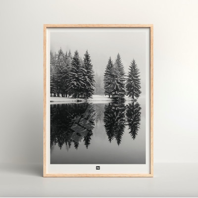 Schwarz-Weiß-Foto eines von Tannen umgebenen Sees mit Spiegelungen im Wasser. Modernes Design-Winterwandposter. Schwarz-Weiß-Foto eines von Tannen umgebenen Sees mit Spiegelungen im Wasser. Modernes Design-Winterwandposter.