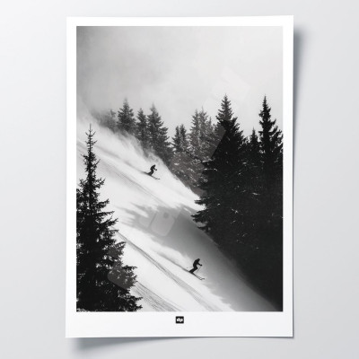 Schwarz-Weiß-Poster, Fotografie einer Skiabfahrt zwischen Tannenbäumen für eine Design-Wanddekoration. Schwarz-Weiß-Poster, Fotografie einer Skiabfahrt zwischen Tannenbäumen für eine Design-Wanddekoration.