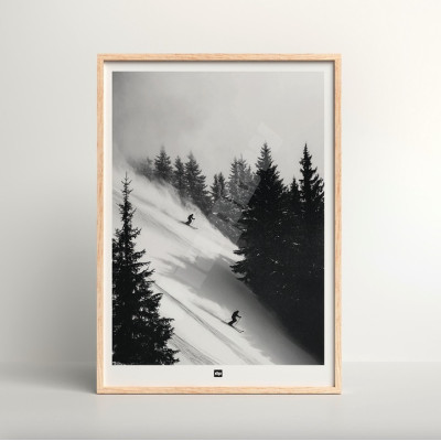 Schwarz-Weiß-Poster, Fotografie einer Skiabfahrt zwischen Tannenbäumen für eine Design-Wanddekoration. Schwarz-Weiß-Poster, Fotografie einer Skiabfahrt zwischen Tannenbäumen für eine Design-Wanddekoration.