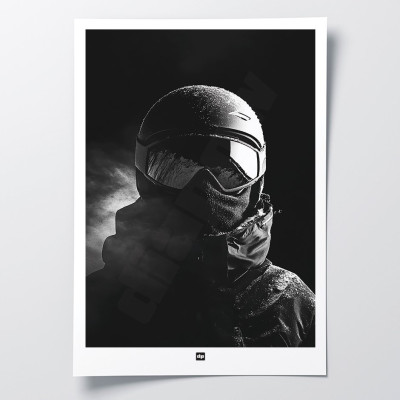 Schwarz-Weiß-Poster, minimalistische Fotografie, Design-Wanddekoration eines Skifahrers mit Helm, Maske und Brille. Schwarz-Weiß-Poster, minimalistische Fotografie, Design-Wanddekoration eines Skifahrers mit Helm, Maske und Brille.