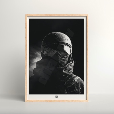 Affiche noir et blanc, photographie minimaliste, décoration murale design d’un skieur avec casque, masque et lunettes. Affiche noir et blanc, photographie minimaliste, décoration murale design d’un skieur avec casque, masque et lunettes.