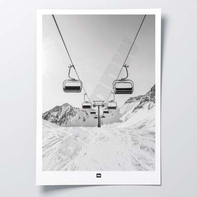Un poster in bianco e nero con una fotografia di seggiovie sopra le piste, ideale per un arredamento di design moderno.