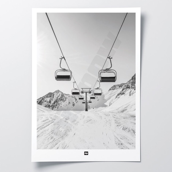 Un poster in bianco e nero con una fotografia di seggiovie sopra le piste, ideale per un arredamento di design moderno.