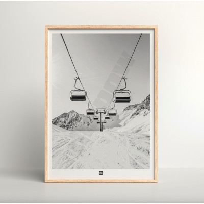 Un poster in bianco e nero con una fotografia di seggiovie sopra le piste, ideale per un arredamento di design moderno.