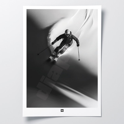 Schwarz-Weiß-Fotografie eines Skifahrers im Pulverschnee, modernes Design-Wandposter. Schwarz-Weiß-Fotografie eines Skifahrers im Pulverschnee, modernes Design-Wandposter.