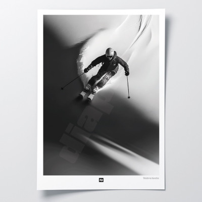 Schwarz-Weiß-Fotografie eines Skifahrers im Pulverschnee, modernes Design-Wandposter. Schwarz-Weiß-Fotografie eines Skifahrers im Pulverschnee, modernes Design-Wandposter.