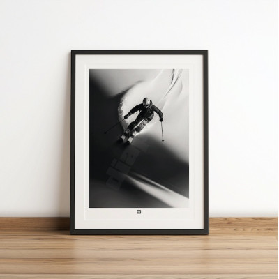 Schwarz-Weiß-Fotografie eines Skifahrers im Pulverschnee, modernes Design-Wandposter. Schwarz-Weiß-Fotografie eines Skifahrers im Pulverschnee, modernes Design-Wandposter.