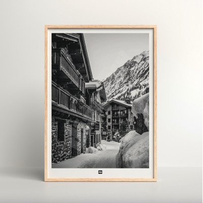 Schwarz-Weiß-Poster, Fotografie eines Dorfes in einer Skistation für eine moderne Design-Wanddekoration. Schwarz-Weiß-Poster, Fotografie eines Dorfes in einer Skistation für eine moderne Design-Wanddekoration.
