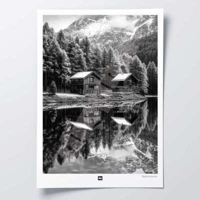 Schwarz-Weiß-Poster, Fotografie einer Hütte inmitten eines Sees, umgeben von Wald und schneebedeckten Bergen.