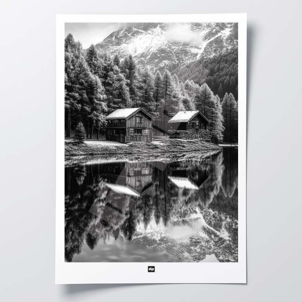 Schwarz-Weiß-Poster, Fotografie einer Hütte inmitten eines Sees, umgeben von Wald und schneebedeckten Bergen.